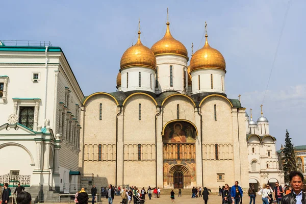 Moscú Rusia Mayo 2018 Los Turistas Visitan Catedral Dormición Iglesia — Foto de Stock