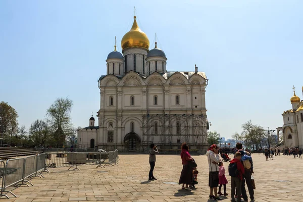 Visita Turistas Catedral Del Arcángel Iglesia Más Grande Del Kremlin — Foto de Stock