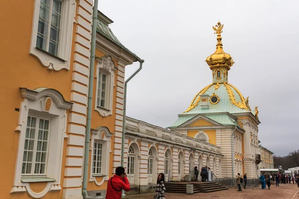 San Petersburgo Rusia Mayo 2018 Los Turistas Visitan Jardín Del — Foto de Stock