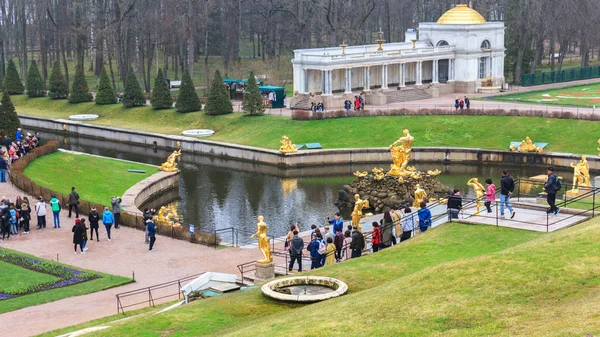 Sankt Petersburg Rosja Maja 2018 Turystów Odwiedza Pałac Peterhof Ogród — Zdjęcie stockowe