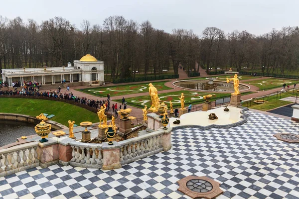 Sankt Petersburg Rosja Maja 2018 Turystów Odwiedza Pałac Peterhof Ogród — Zdjęcie stockowe