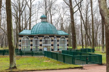 Saint Petersburg, Rusya Federasyonu - 2 Mayıs 2018: Peterhof, St Petersburg, Peterhof Sarayı bahçesinde 1991 yılında UNESCO'nun Dünya Kültür Mirası Listesi'ne dahil.