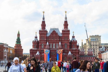 Moskova, Rusya - 30 Nisan 2018: Turist devlet Tarih Müzesi Moskova Kızıl Meydan ziyaret edin. Rusça.
