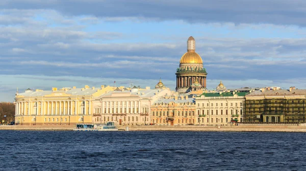 Mooie Uitzicht Rivier Neva Met Isaakievsky Kathedraal Sint Petersburg Rusland Rechtenvrije Stockfoto's