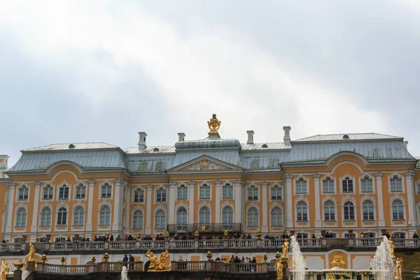 Αγία Πετρούπολη Ρωσία Μαΐου 2018 Τουρίστες Επισκέπτονται Κήπο Στο Peterhof — Φωτογραφία Αρχείου