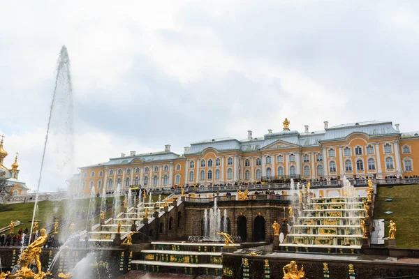San Pietroburgo Russia Maggio 2018 Turisti Visitano Giardino Del Peterhof — Foto Stock