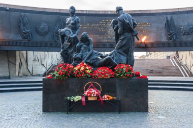 Saint Petersburg, Rusya - 2 Mayıs 2018: Leningrad kahramanca savunucuları Anıtı, savaşa yürüyen askerler heykeli