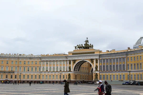 San Pietroburgo Russia Maggio 2018 Turisti Visitano Piazza Palazzo Con — Foto Stock