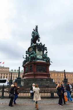 Saint Petersburg, Rusya - 3 Mayıs 2018: Turist ziyaret anıt Nicholas ben St. Isaac's Meydanı, St.Petersburg, Rusya Federasyonu.