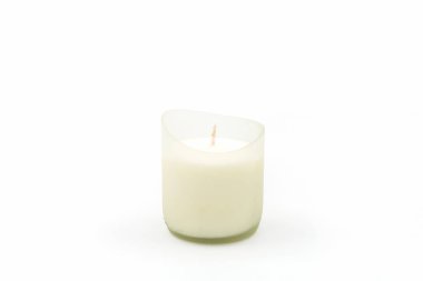 Beyaz arka plan üzerinde spa için güzel mum.