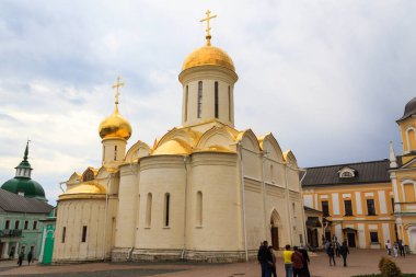 Moskova, Rusya - 4 Mayıs 2018: Turist ziyaret kutsal Trinity-St Sergius Lavra, Sergiev Posad, Moscow district, Rusya Federasyonu.