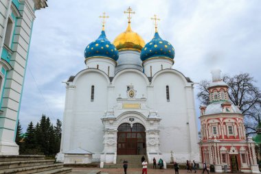 Moskova, Rusya - 4 Mayıs 2018: Turist ziyaret kutsal Trinity-St Sergius Lavra, Sergiev Posad, Moscow district, Rusya Federasyonu.