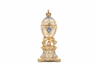 Faberge beyaz arka plan üzerinde yumurta. Dekoratif seramik Paskalya yortusu yumurta Kuyumculuk için.