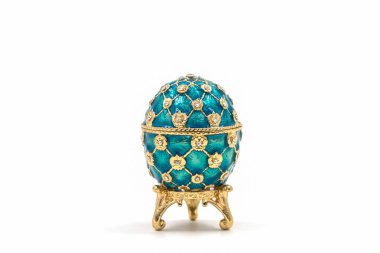 Faberge beyaz arka plan üzerinde yumurta. Dekoratif seramik Paskalya yortusu yumurta Kuyumculuk için.