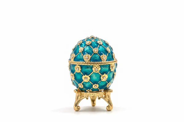 Faberge beyaz arka plan üzerinde yumurta. Dekoratif seramik Paskalya yortusu yumurta Kuyumculuk için.