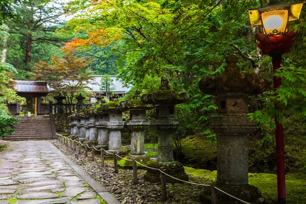 秋の日光猷寺の経路に石灯籠が日本します — ストック写真