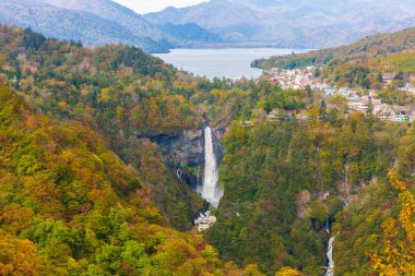 Kegon Falls ve Chuzenji Gölü sonbahar görünümünde Akechidaira teleferik istasyonu, Nikko, Japonya.