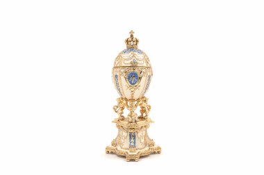 Faberge beyaz arka plan üzerinde yumurta. Dekoratif seramik Paskalya yortusu yumurta Kuyumculuk için.