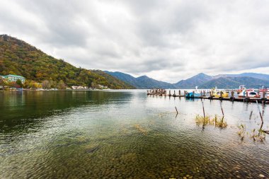 Görünüm Chuzenji göl sonbahar sezonu, Nikko, Japonya.