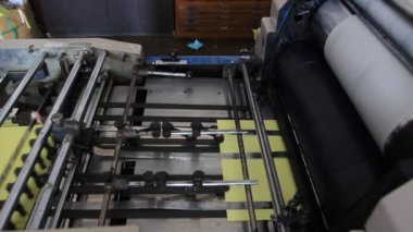 Üretim süreci, Matbaa makine içinde hareket.