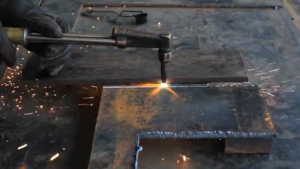 Worker Cutting Steel Using Metal Torch Oxy Fuel Cutting — Stock Video