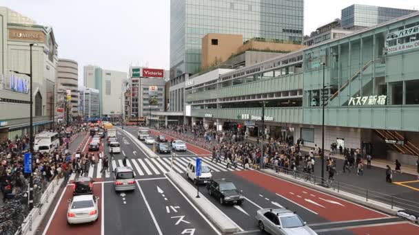 Tokyo Japan April 2016 Mensen Voor Straat Kruising Bij Shinjuku — Stockvideo