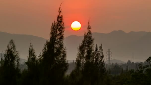 Timelapse Una Puesta Sol Detrás Las Montañas Viento Que Sopla — Vídeo de stock