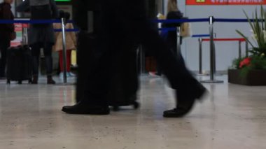 Yolcuları yolcular Havaalanı terminal Bagaj Bagaj ile seyahat gidiş yürüyüş transit. İnsanlar içinde terminal.