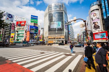 Tokyo, Japonya - 18 Ekim 2018: Görünüm, Shibuya Crossing, dünyanın en yoğun crosswalks biri. Shibuya, Tokyo, Japonya