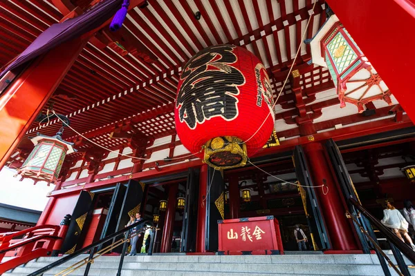 日本东京 2018年10月18日 浅草寺的一盏大红灯 也被称为浅草观音寺 是位于浅草的佛教寺庙 它是东京最丰富多彩 最受欢迎的酒店之一 — 图库照片