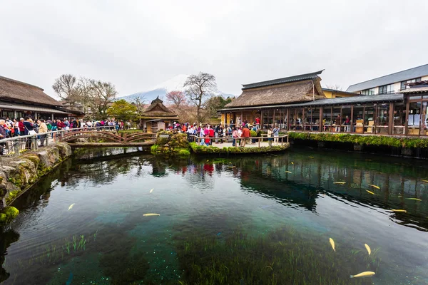 Oshino Japan April 2016 Tourists Visit Oshino Hakkai Small Village — Stock Photo, Image