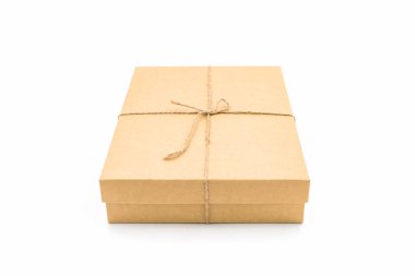 Kahverengi kağıt kutusu, beyaz arka plan üzerinde dize ile bağlı. 