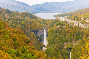 Kegon Falls ve Chuzenji Gölü sonbahar görünümünde Akechidaira teleferik istasyonu, Nikko, Japonya.