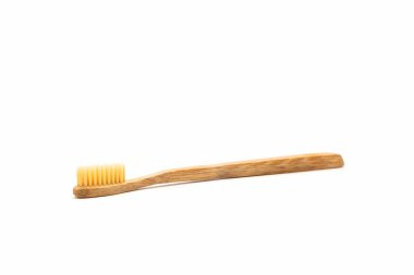 Bambu diş fırçası beyaz arka plan üzerinde kapatın.