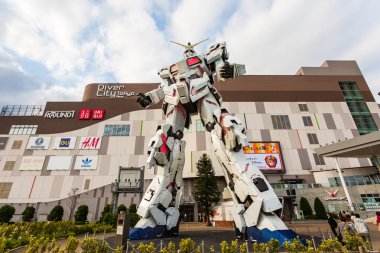 Tokyo, Japonya - 18 Ekim 2018: Full-size cep takım Rx-0 tek boynuzlu at Gundam performansları dalgıç City Plaza Tokyo ünlü Anime Franchise Robot cep uygun Gundam Unicorn serisi. Odaiba, Tokyo, Japonya.