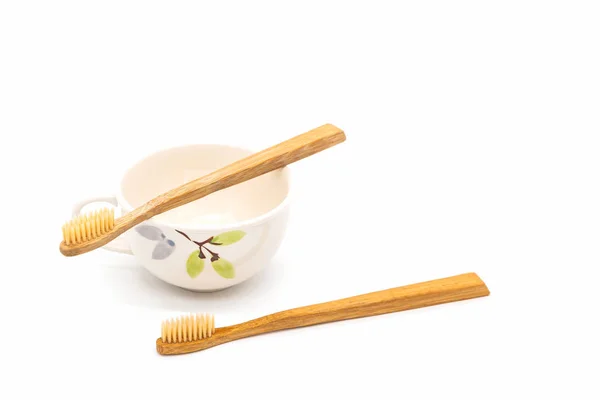Brosse Dents Bambou Sur Tasse Céramique Sur Fond Blanc — Photo