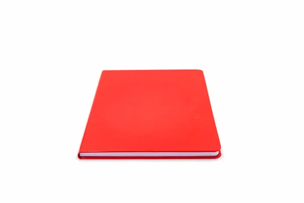 白い背景で隔離の赤レザー ノートブックを閉じる — ストック写真