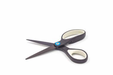 Tek siyah çelik makas izole.