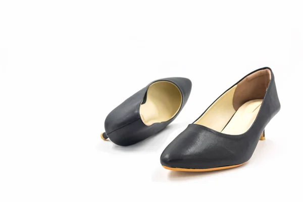흰색 바탕에 검은 여성 높은 굽된 가죽 신발. — 스톡 사진