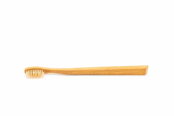 Brosse à dents en bambou sur fond blanc. — Photo