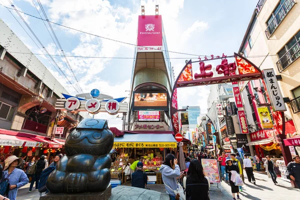 Zakupy na rynku Ameyoko w Tokio Japan.It turystów jest świeży — Zdjęcie stockowe