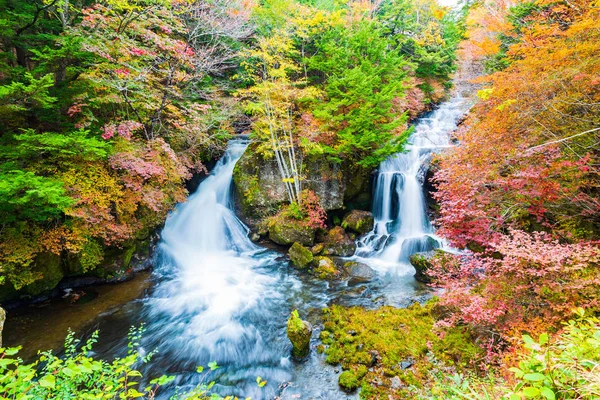 Ryuzu Falls na temporada de outono em Nikko, Japão . — Fotografia de Stock