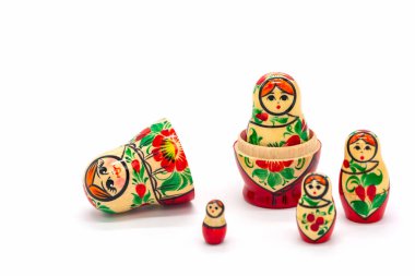 Matryoshka Dolls beyaz bir arka plan üzerinde izole. Rus Ahşap 