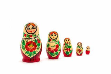Matryoshka Dolls beyaz bir arka plan üzerinde izole. Rus Ahşap 