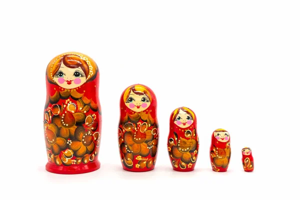 Bonecas Matrioska isoladas em um fundo branco. Madeira russa — Fotografia de Stock