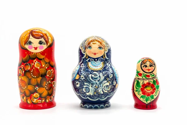 Bonecas Matrioska isoladas em um fundo branco. Madeira russa — Fotografia de Stock
