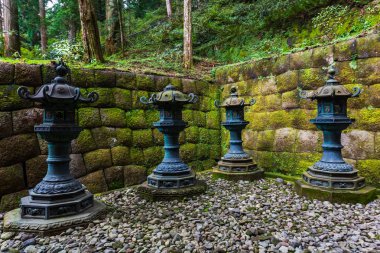 Nikko Taiyuin Tapınağı'nda taş fenerler, Japonya.