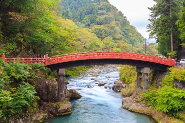 Nikko'da sonbaharda Shinkyo Köprüsü.