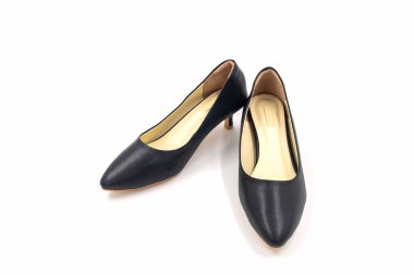 Beyaz arka plan üzerinde siyah yüksek topuklu deri kadın ayakkabı.