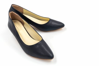 Beyaz arka plan üzerinde siyah yüksek topuklu deri kadın ayakkabı.